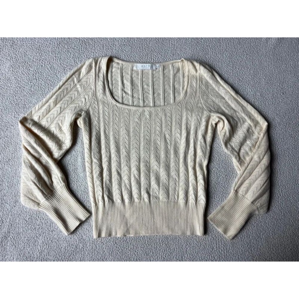 ASTR The Label Viscose Cream Colored Knit Short Sleeve Sweater Top Womens Medium